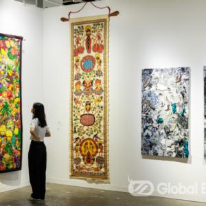 호주에서 죽은 거대 상어 박제해 대형수조 넣어 관람객에게 죽음의 성찰 제기... 작품, 예술인가 사기인가 거센 논란 일으켜